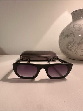 KREWE - Wisner Retro Black Rectangular Sunglasses with Purple Granite